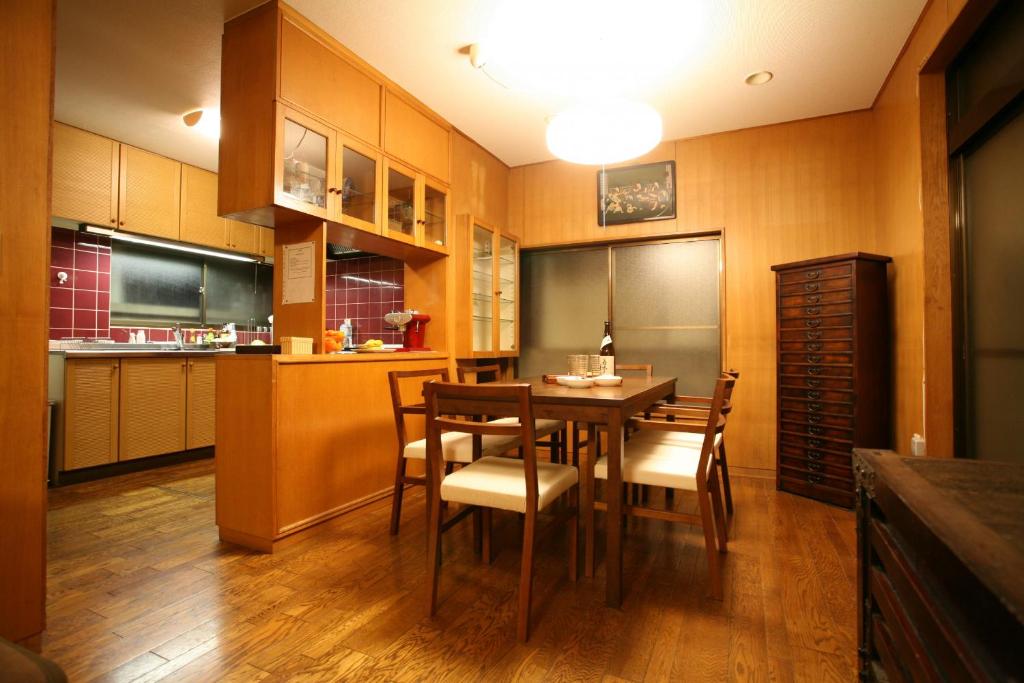 东京Ikebukuro的厨房配有餐桌和椅子