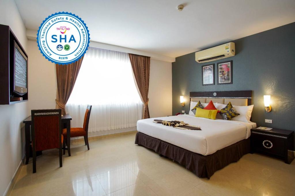 曼谷Club Mahindra Mac Boutique Hotel的酒店客房,配有床和写有sha的标牌