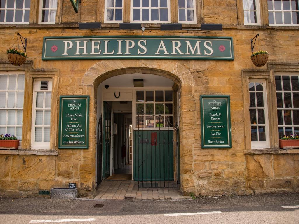 约维尔Phelips Arms的绿色门的建筑物入口