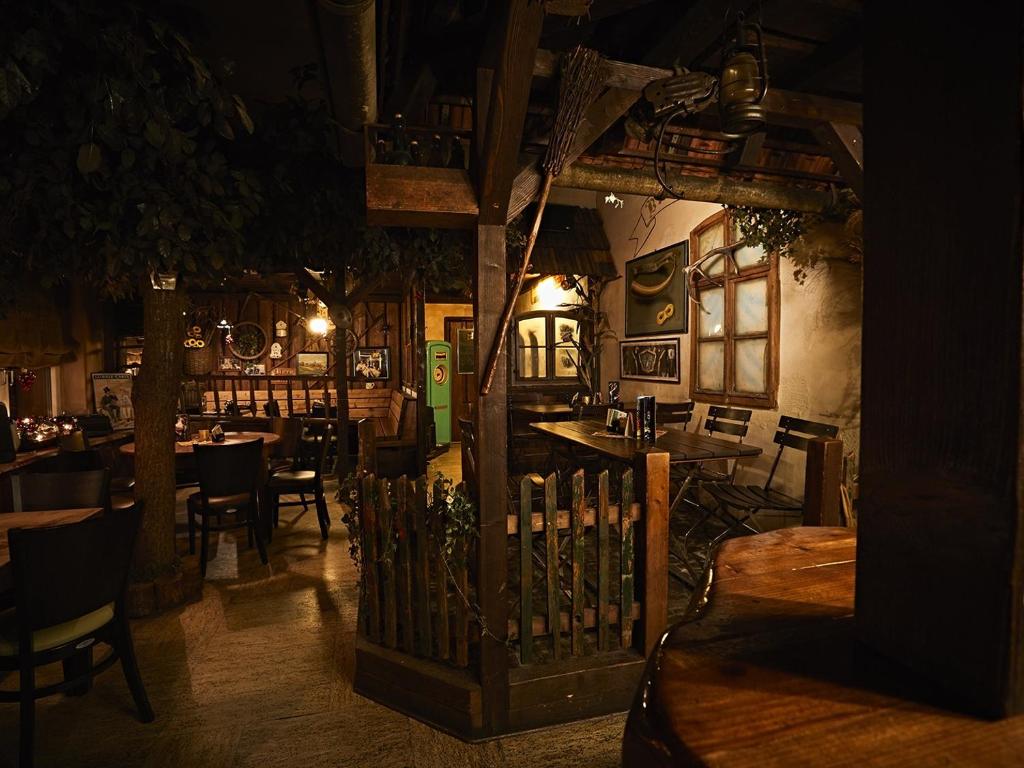 桑格豪森Pension Rüssel-Pub的一间位于房间中间的带围栏的餐厅