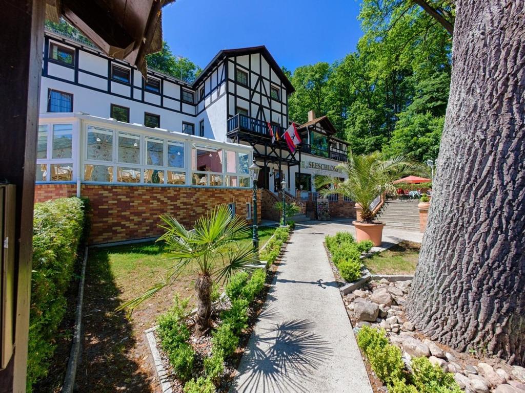 Lanke海城酒店的享有带花园的大房子的外部景色