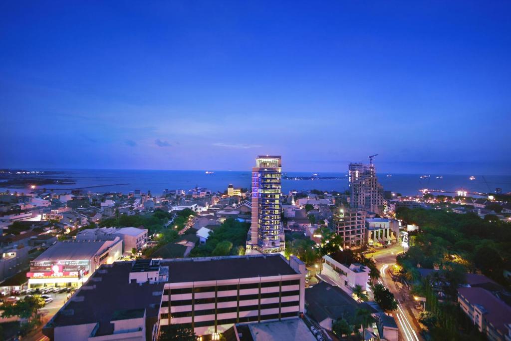 马卡萨ASTON Makassar Hotel & Convention Center的夜晚的城市景观