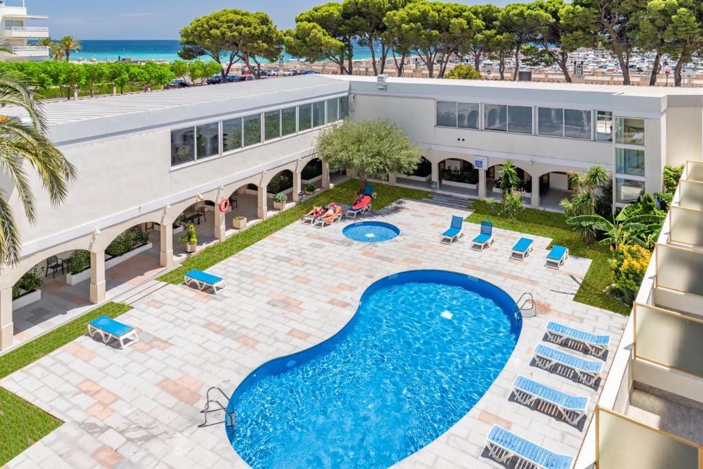 霍斯皮塔勒·德尔英福4R Meridià Mar的享有带游泳池的建筑的空中景致