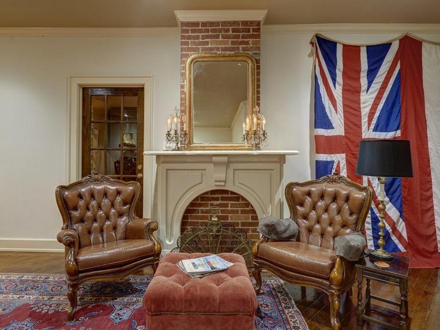 沃克西哈奇The English Merchant's Inn的客厅配有两把椅子和壁炉