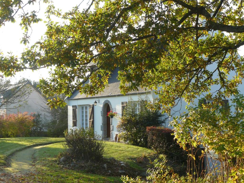 埃尔盖加贝里克A l'Ombre des Pommiers的一座带庭院的白色小房子