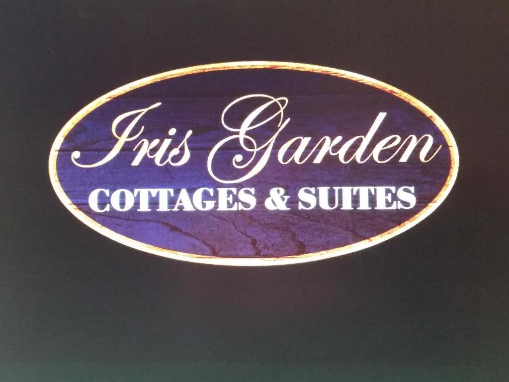 纳什维尔The Iris Garden Downtown Cottages and Suites的花园社团和套房的标志