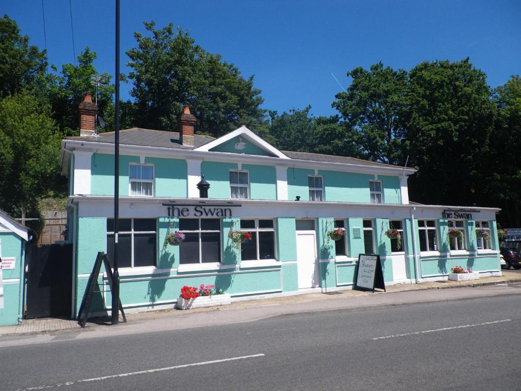 南安普敦The Swan Inn的街道边的蓝色和白色建筑