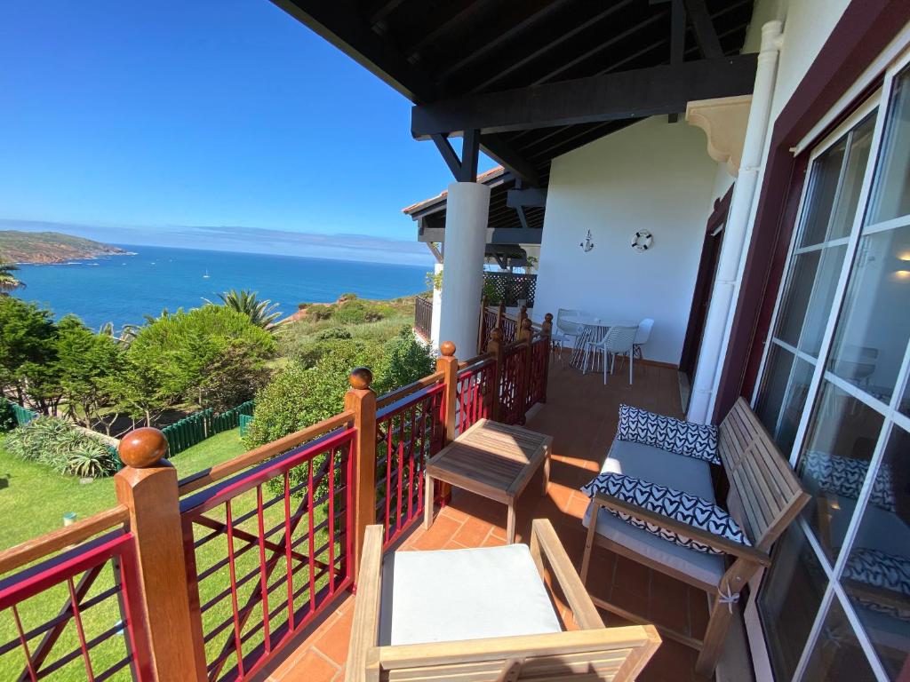 圣马蒂纽·杜·波特Top villa with extraordinary view of Atlantic的阳台配有椅子,享有海景。