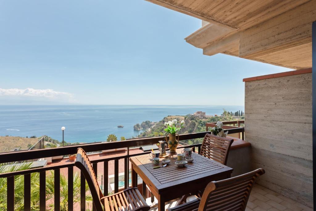 陶尔米纳Taormina Panoramic Seaview Apartment的海景阳台上的桌子