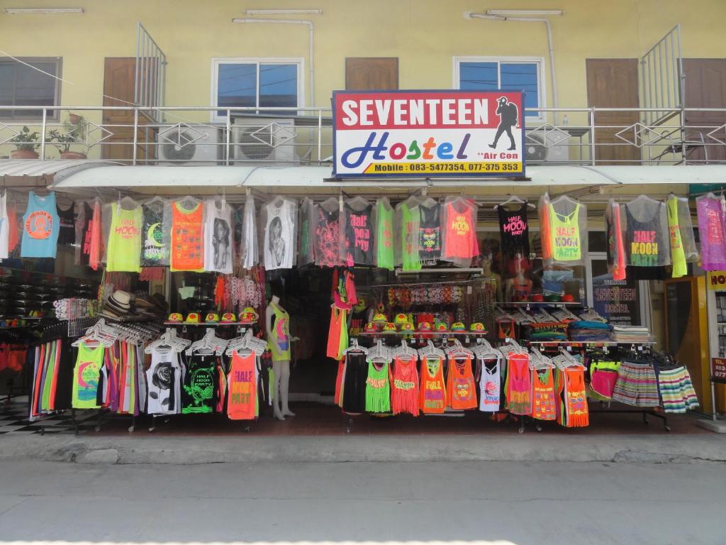 哈林海滩十七青年旅舍的陈列着一束衣服的商店