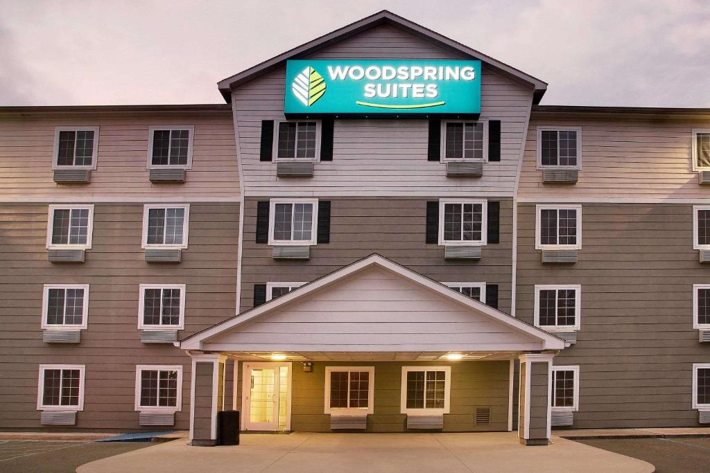 巴吞鲁日WoodSpring Suites Baton Rouge Airline Highway的建筑上标有木工套房标志