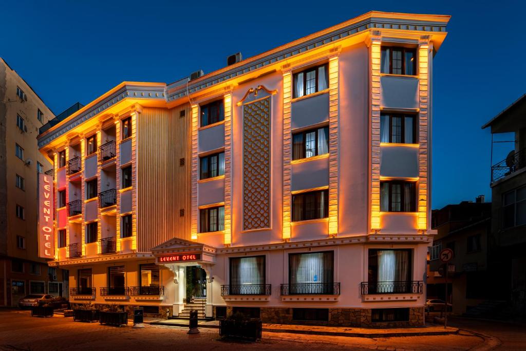 伊斯坦布尔伊斯坦布尔莱文特酒店的一座建筑的侧面有灯