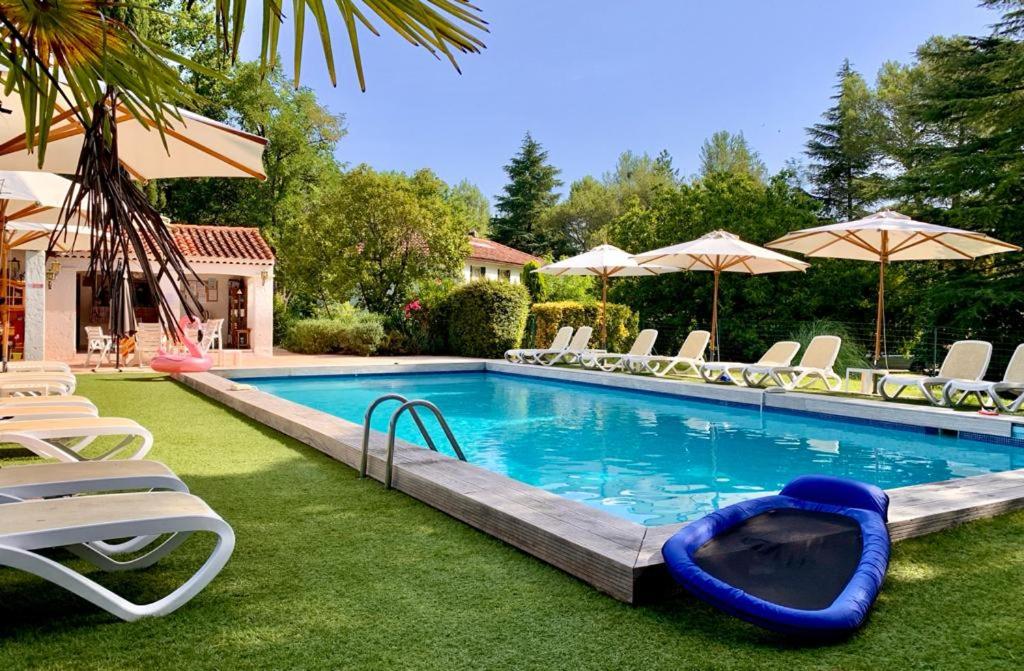 阿尔让河畔阿尔克米洛公寓酒店的庭院中带椅子和木筏的游泳池