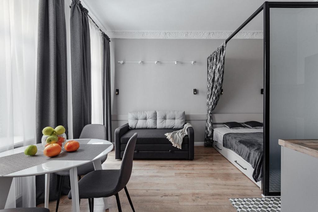 敖德萨City Centre Silver Apartment的一间卧室配有一张床和一张带水果的桌子