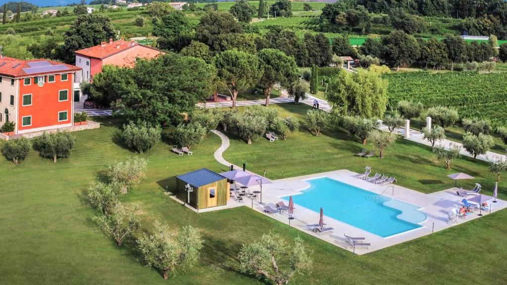 卡瓦伊翁韦罗内塞Borgo Romantico Relais的享有房子和游泳池的空中景致