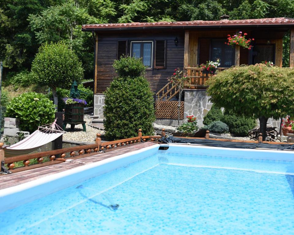 SerravalleBaita La Stradella的房屋前的游泳池