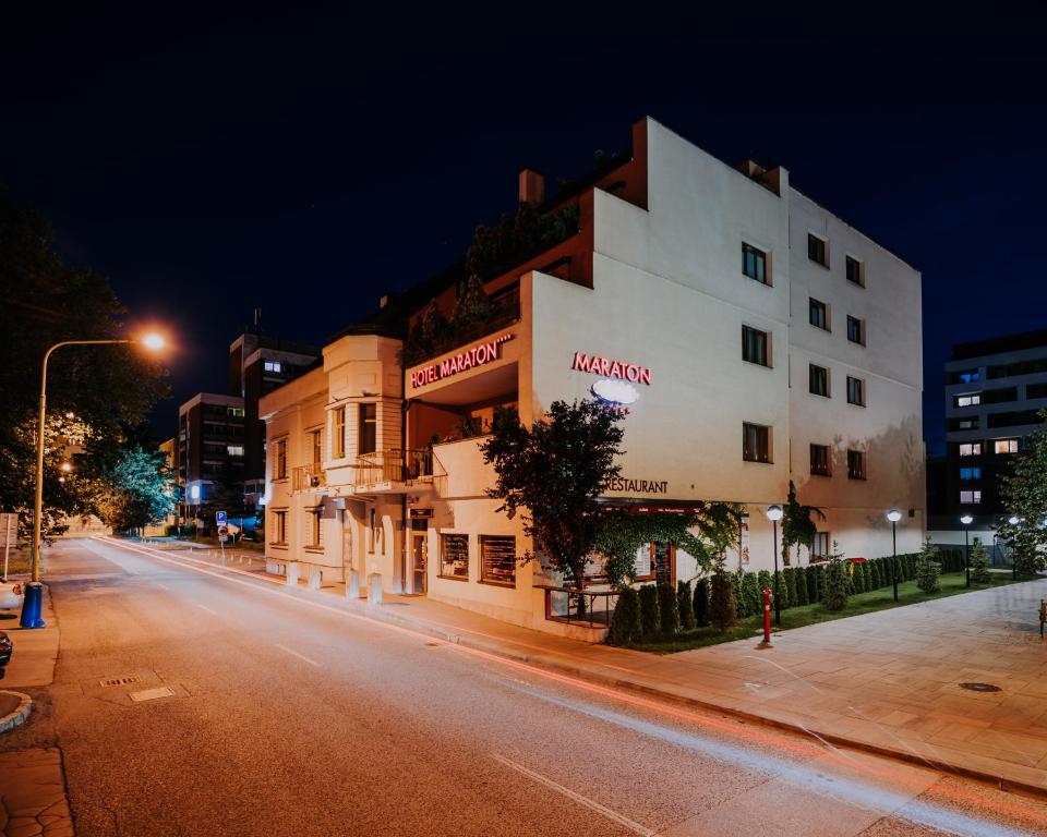 科希策玛拉藤精品酒店的城市街道与建筑