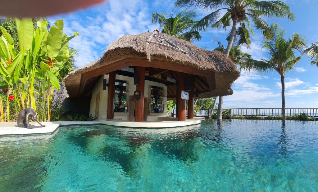 布莱伦InBalance Resort的一个带游泳池的度假村,带小屋