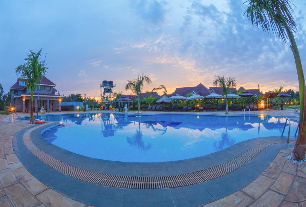 基苏木Ciala Resort Hotels In Kisumu的黄昏时分度假酒店的大型游泳池