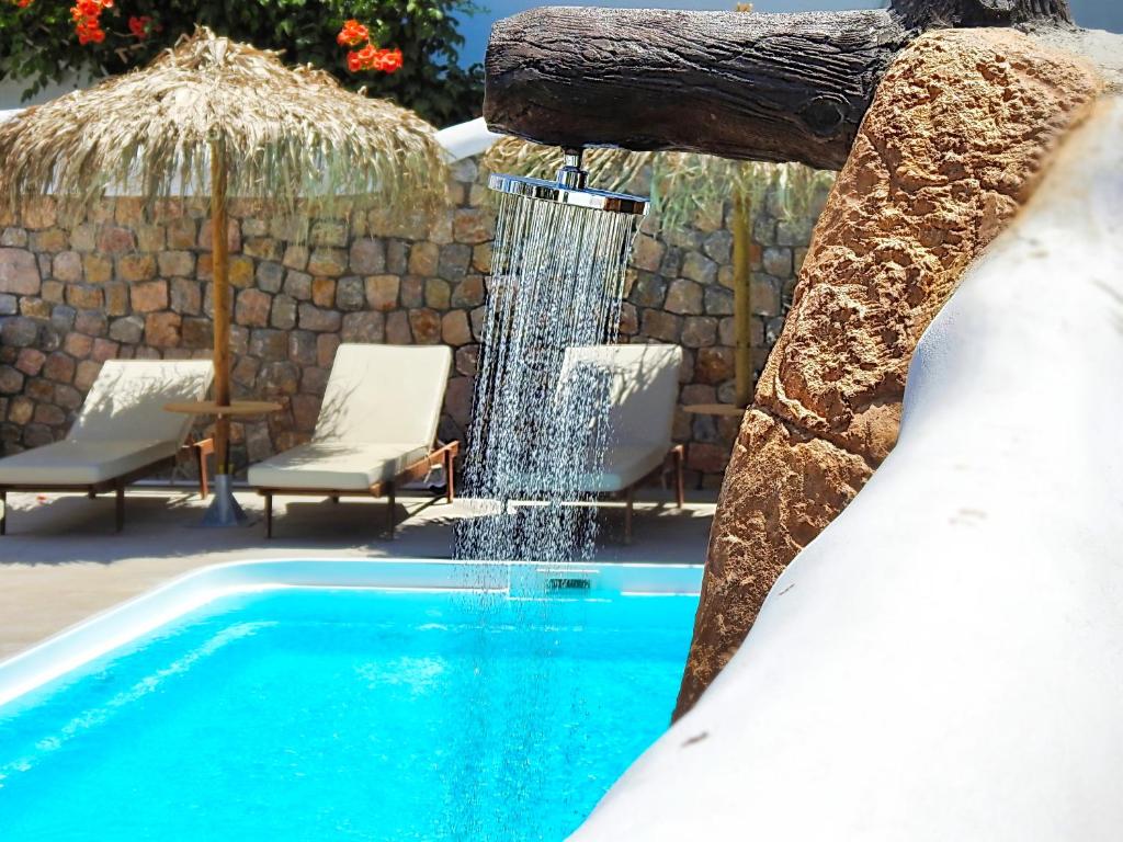 卡马利Avraki的一座带瀑布的游泳池