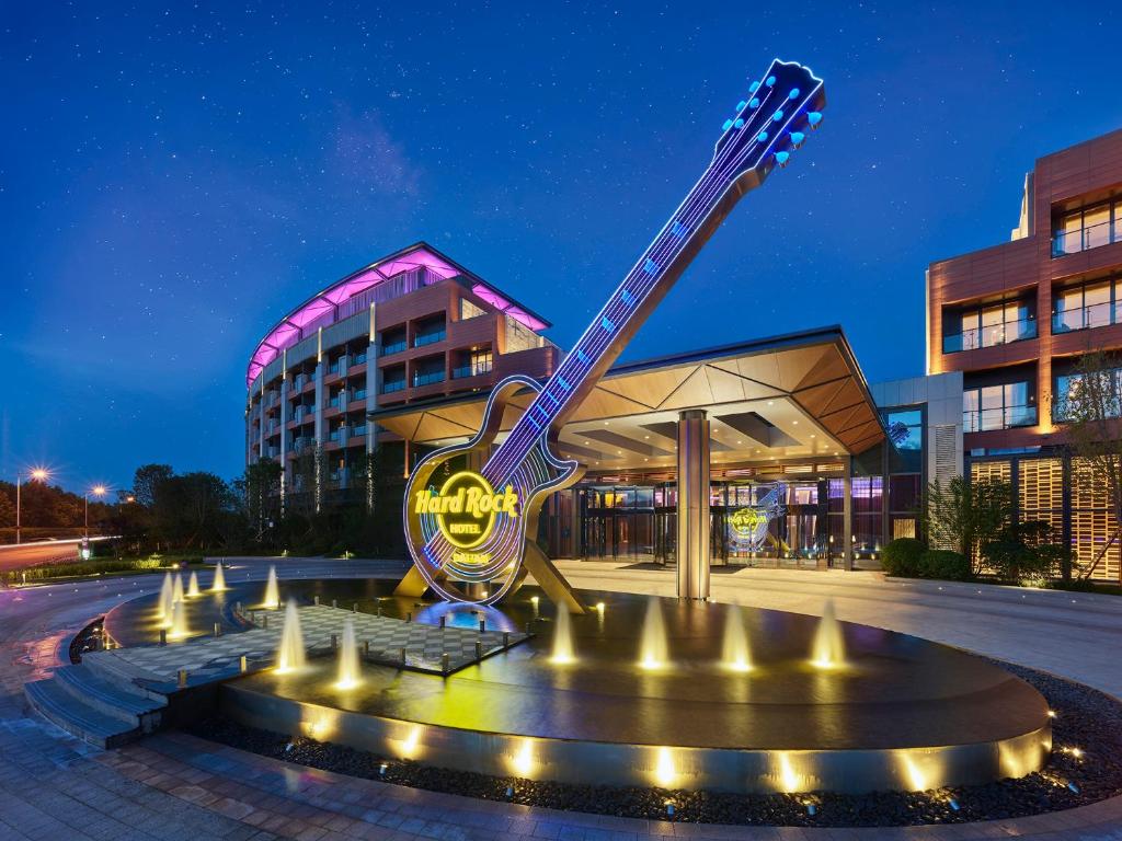 大连大连硬石酒店的一座建筑前有吉他雕像的酒店