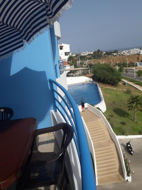 卡博尼格洛Studio avec piscine Cabo Dream à Cabo négro的一个带滑梯和游泳池的阳台