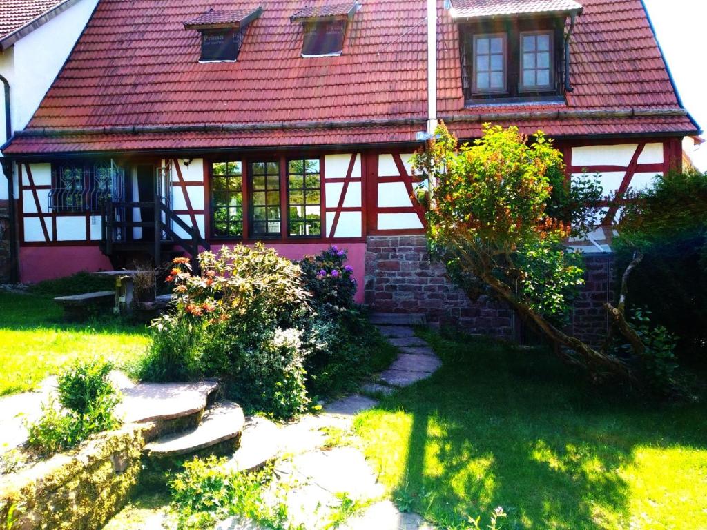 瓦尔德布伦Ferienhaus Marré - mit Grill, Feuerstelle und Gartensauna的一间红色屋顶的小房子