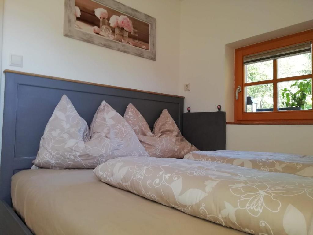 FerndorfFewo Martiner的一间卧室配有两张带白色和粉色枕头的床