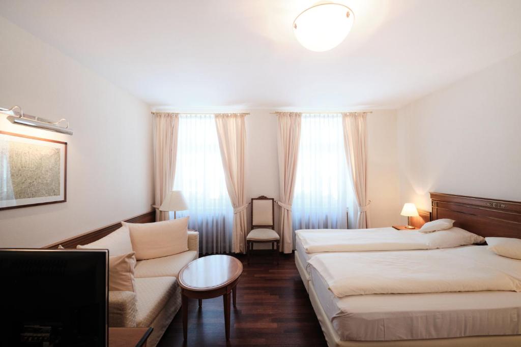 海德堡维泽博克酒店的酒店客房,设有两张床和一张沙发