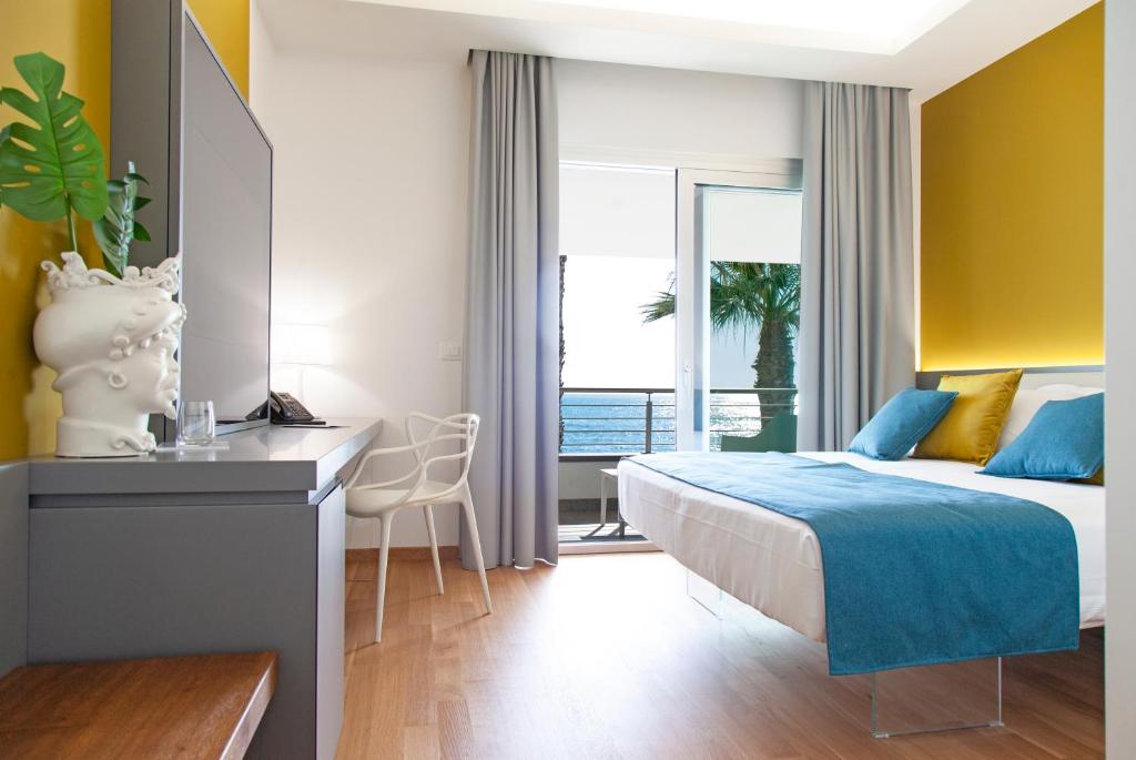 里波斯托Santantonioresort的一间卧室配有一张床、一张书桌和一个窗户。