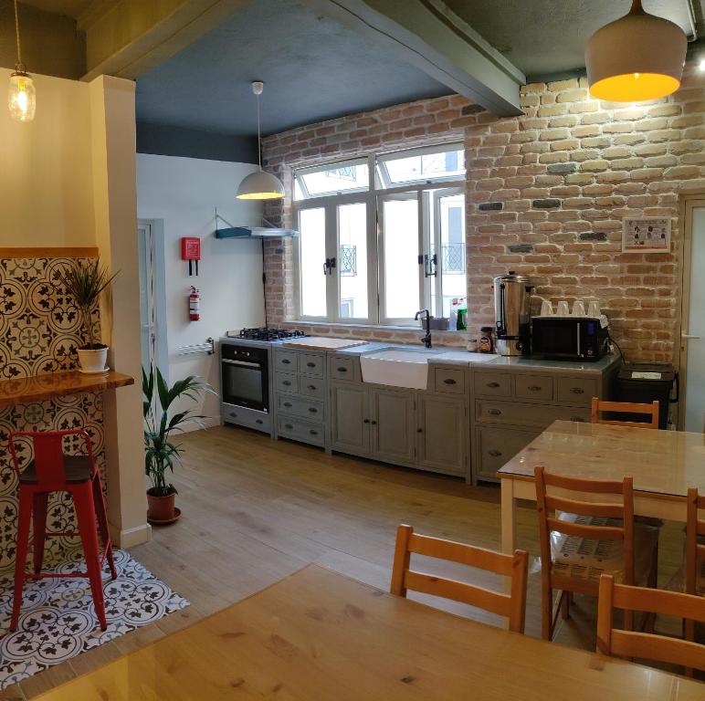 埃尔哥茨拉Walter's B&B的厨房配有桌子和砖墙