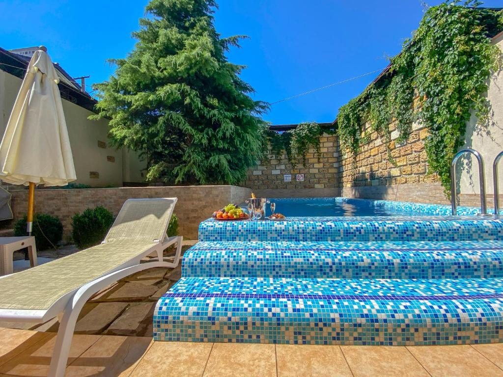敖德萨Arcadia Villa Apartments的庭院里设有游泳池的楼梯