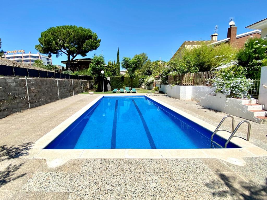 萨洛Victoria Beach Salou - Exclusive For Families的一座房子旁的院子内的游泳池