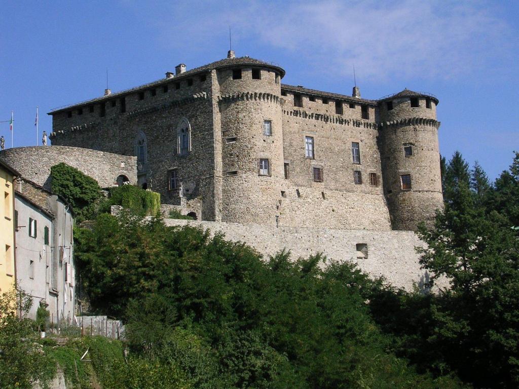 CompianoCastello Di Compiano Hotel Relais Museum的一座位于山顶的大型城堡