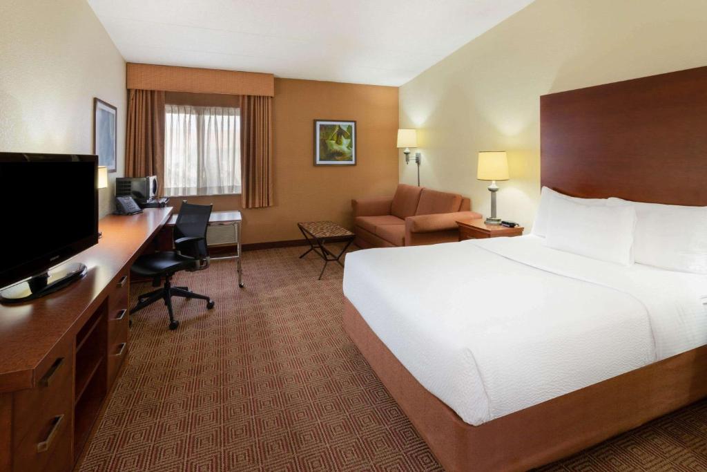 布卢明顿布卢明顿明尼阿波利斯机场拉金塔酒店的配有一张床和一张书桌的酒店客房