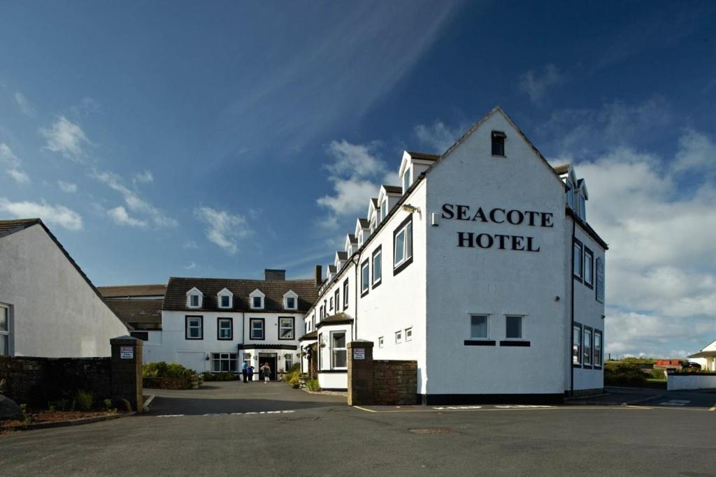 圣比斯沁蓝之海酒店的一座白色的建筑,上面写着“围巾”字样
