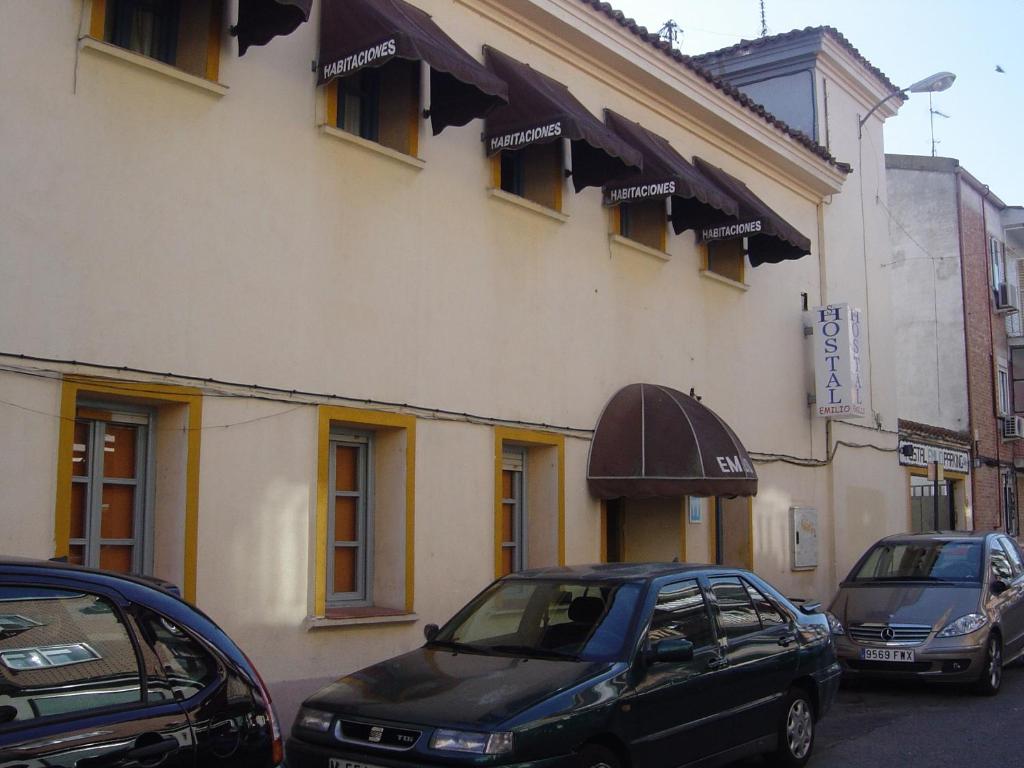 马德里埃米利奥巴拉哈斯旅馆的两辆汽车停在大楼前