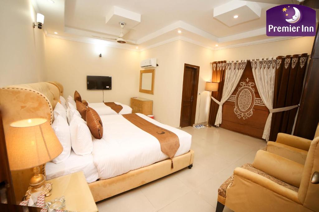 拉合尔Premier Inn Grand Gulberg Lahore的酒店客房,配有床和沙发