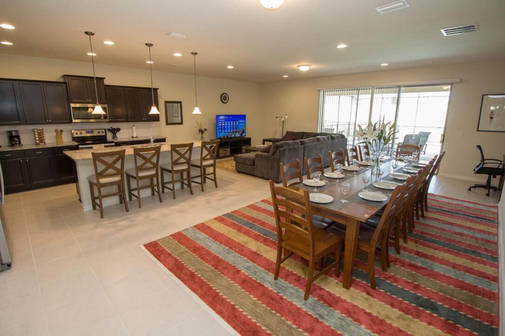 基西米Large Luxury Home Pool Home的一个带桌子和厨房的大客厅