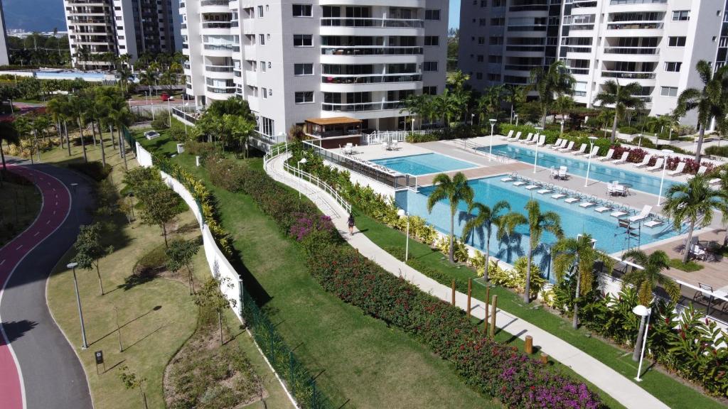 里约热内卢QUARTO EM CONDOMINIO DE LUXO NA BARRA DA TIJUCA的享有带游泳池的度假村的空中景致