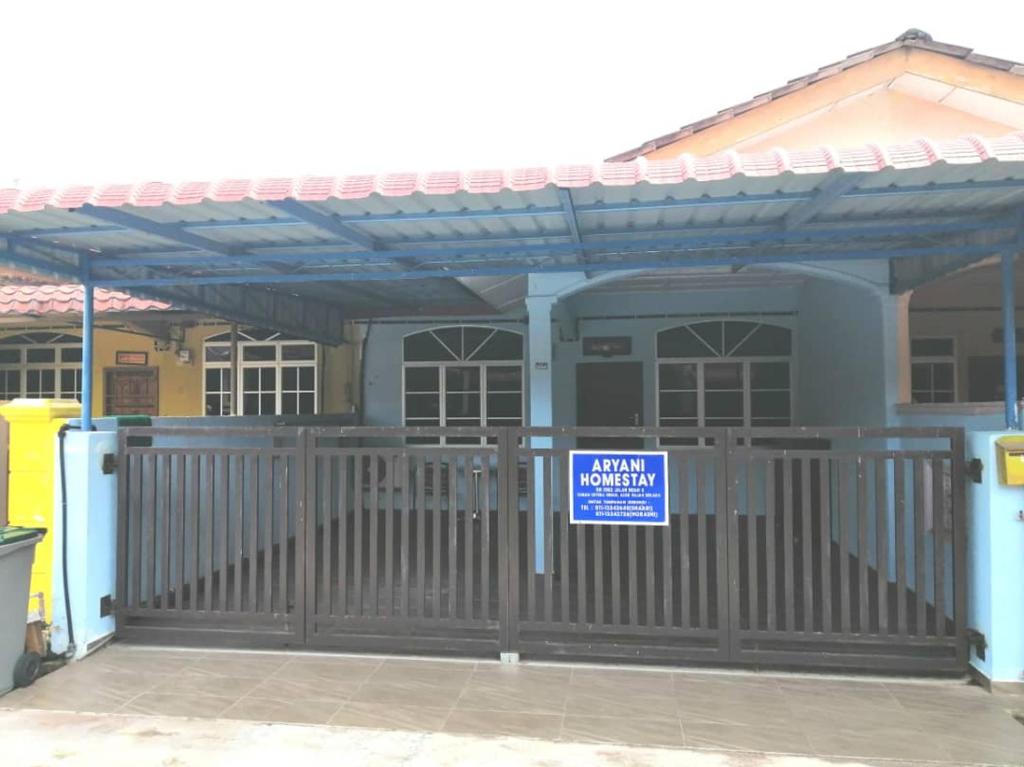 Kampong KelemakAryani Homestay的一座建筑,上面有门标