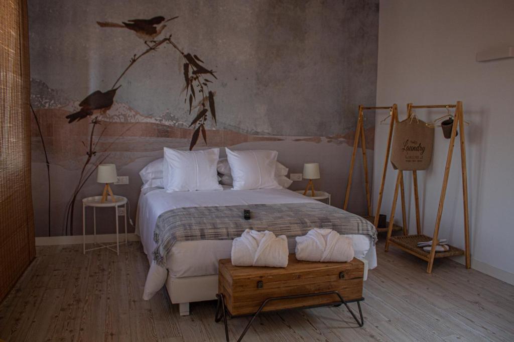 巴拉格尔La Casa Del Miracle的卧室配有一张墙上鸟床