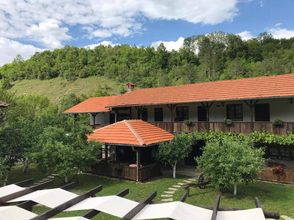 PoganovoKonak Tosa的庭院上一座带橙色屋顶的房子