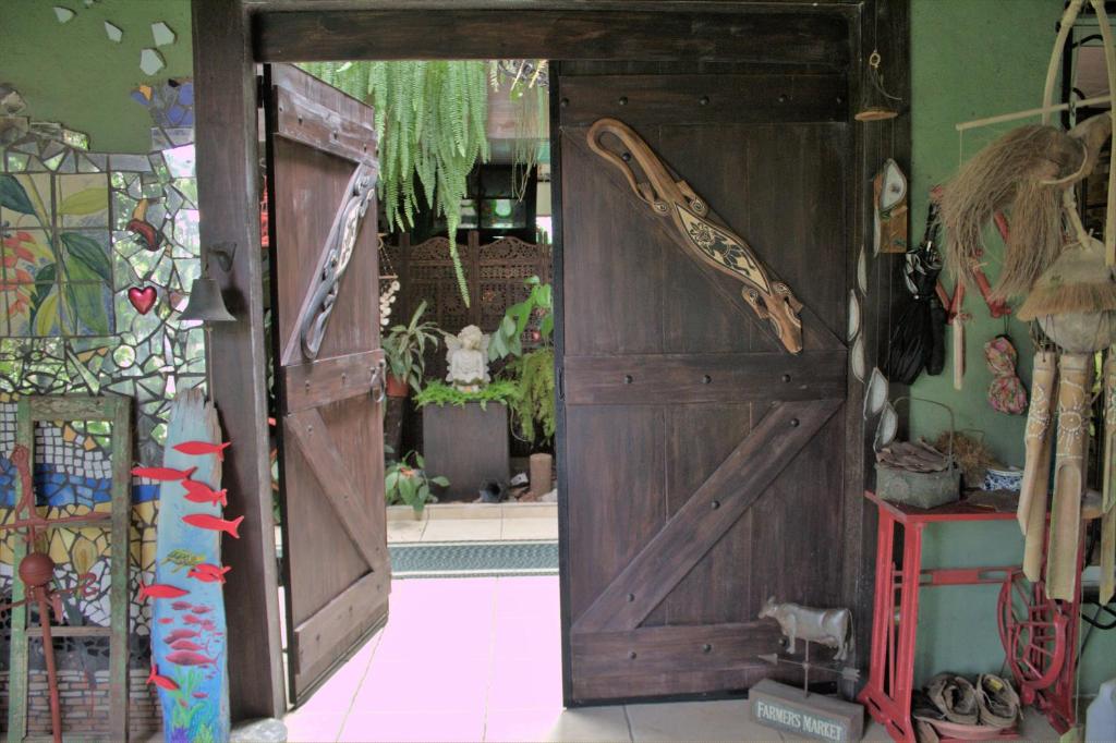 JiménezSalamandra Costa Rica的窗户房间里一扇开放式木门
