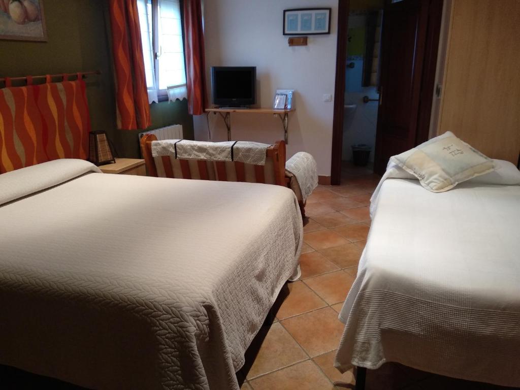 MendexaPension zelaigane的酒店客房设有两张床和电视。