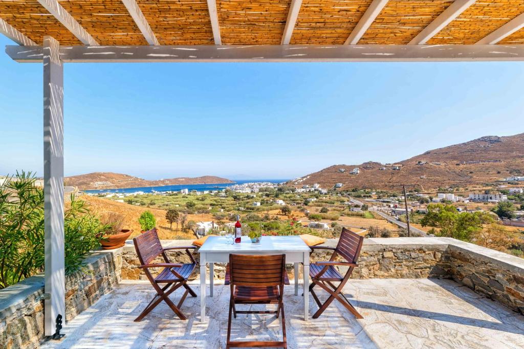 塞里福斯Sea View Villa Serifos Island的房屋阳台的桌椅