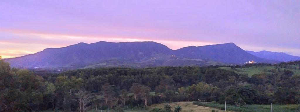 考科KHAO KHO SKY WINDS的享有山脉、树木和日落美景