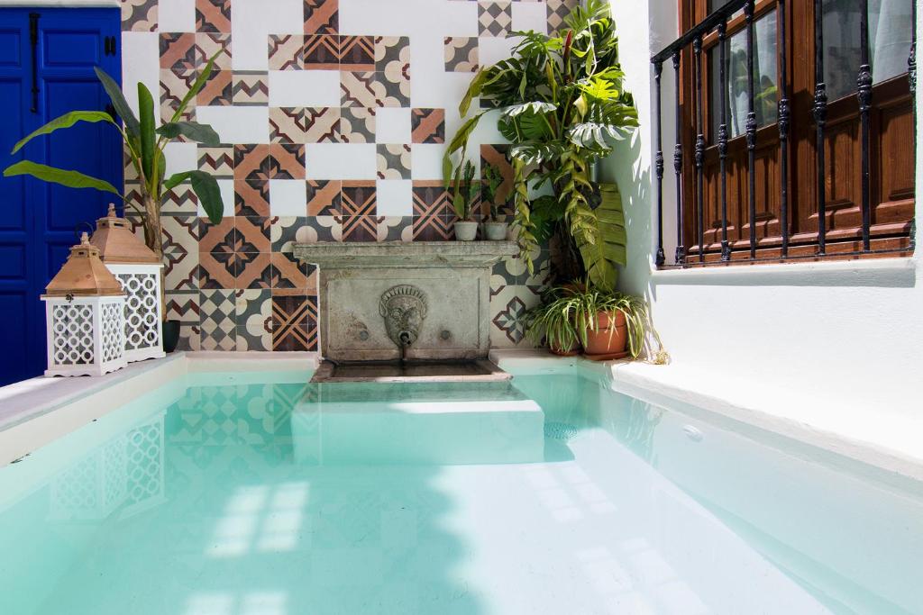格拉纳达Riad Alhambra的一座房子里一个带喷泉的游泳池