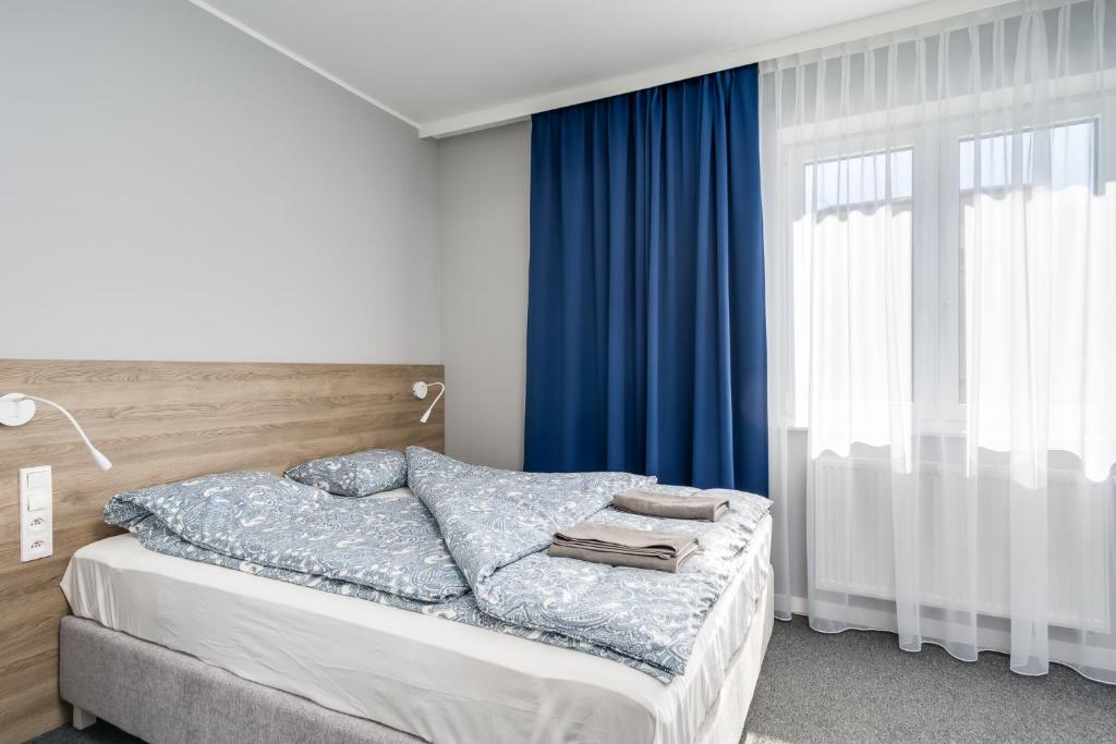 格丁尼亚Hugo的一间卧室配有蓝色窗帘的床