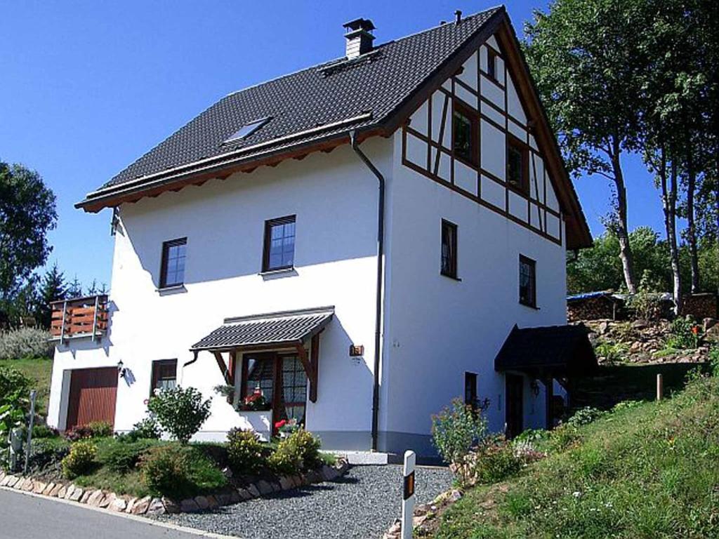 库罗阿尔滕堡Ferienwohnung Lohse的黑色屋顶的大型白色房屋